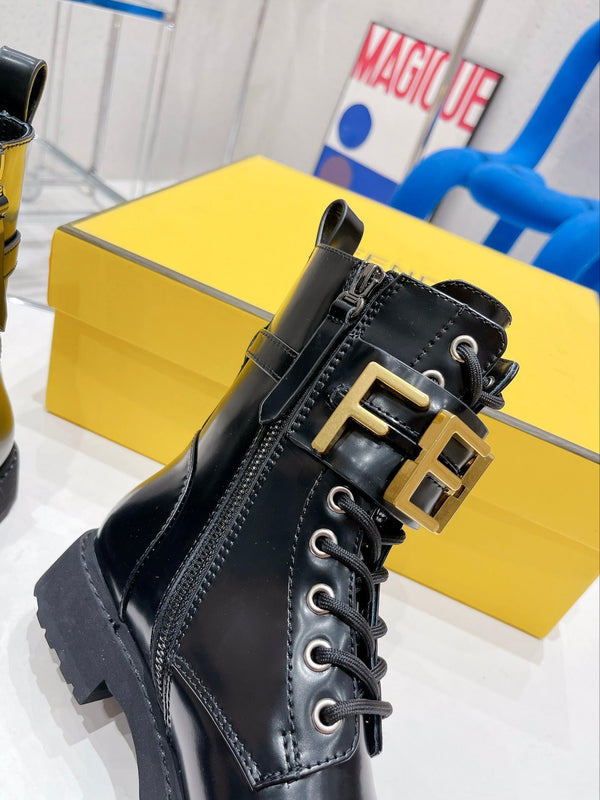 Bottes Fendi Martin en cuir de vachette noir avec boucle en métal 576792