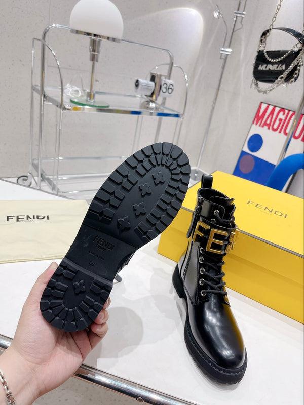 Bottes Fendi Martin en cuir de vachette noir avec boucle en métal 576792