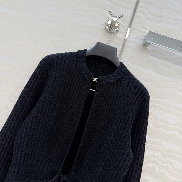 Cardigan Chanel 26c en laine noire avec ceinture à boucle strass 333722