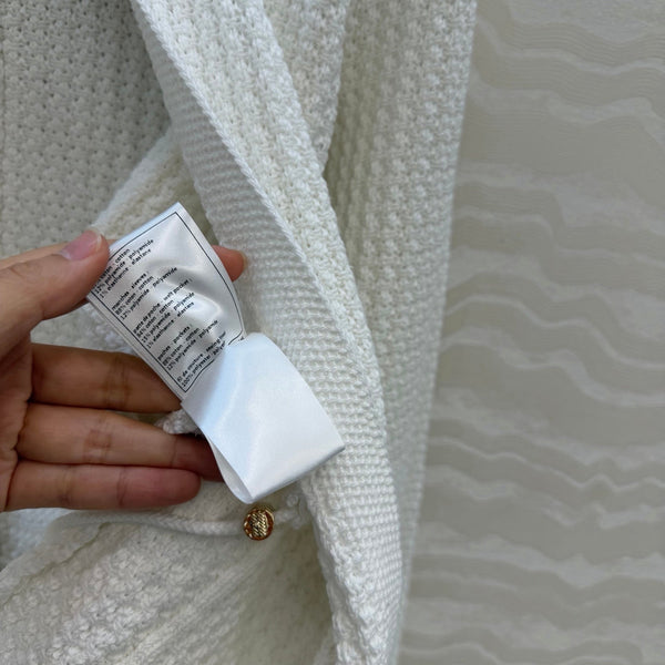 Chanel Gilet en laine blanc 26c avec boucle strass 333715