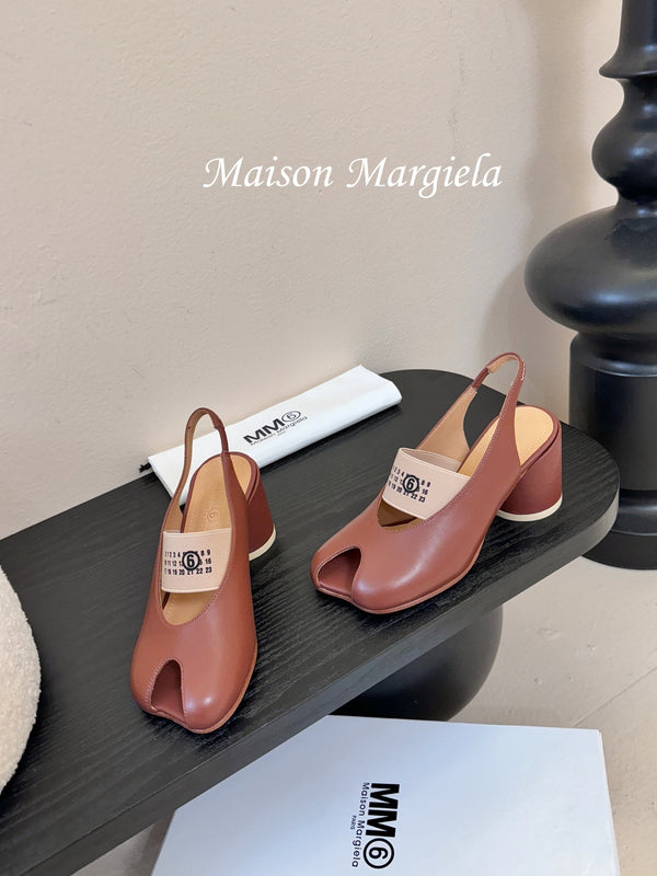 Maison Margiela Peep-toe Tabi à talon épais et bride arrière en peau de mouton marron 580437