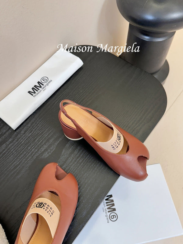 Maison Margiela Peep-toe Tabi à talon épais et bride arrière en peau de mouton marron 580437