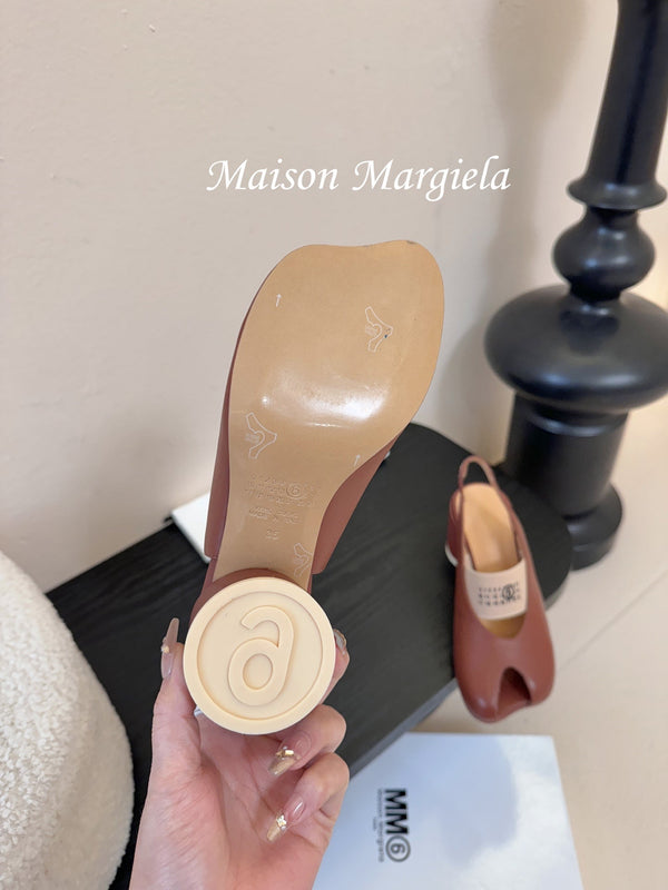 Maison Margiela Peep-toe Tabi à talon épais et bride arrière en peau de mouton marron 580437