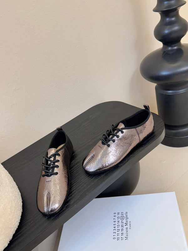 Maison Margiela 2025 Chaussures à lacets à bout fendu Cuir de vachette métallique gris foncé 580417