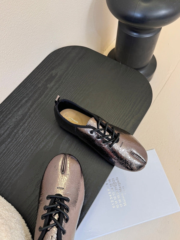 Maison Margiela 2025 Chaussures à lacets à bout fendu Cuir de vachette métallique gris foncé 580417