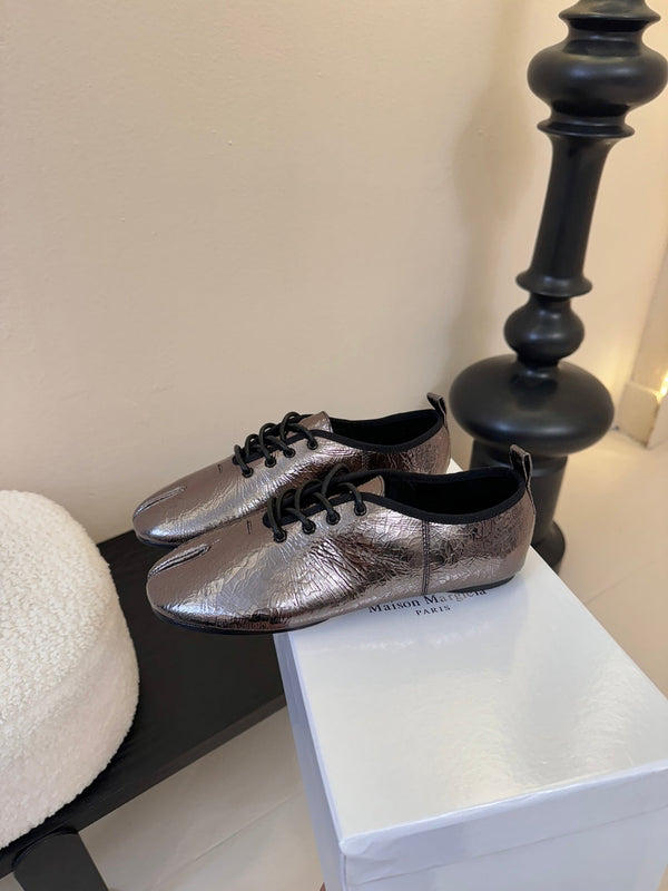 Maison Margiela 2025 Chaussures à lacets à bout fendu Cuir de vachette métallique gris foncé 580417