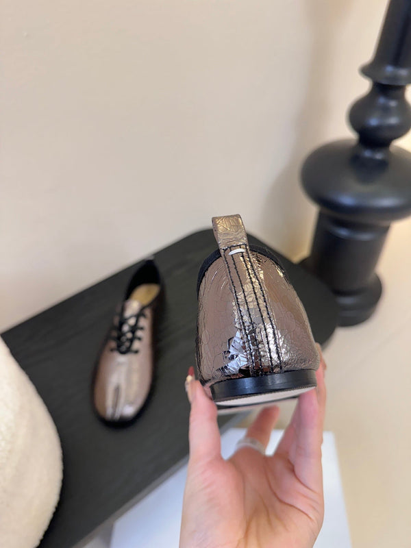 Maison Margiela 2025 Chaussures à lacets à bout fendu Cuir de vachette métallique gris foncé 580417