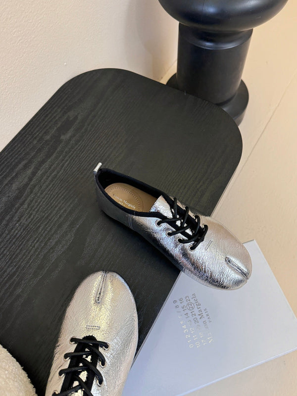 Maison Margiela 2025 Split-Toe Lace-up Shoes Silver Metalic Cowhide 580416