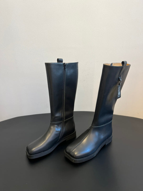 Maison Margiela 25ss Bottes d'équitation hautes à bout carré en cuir noir brillant 580415