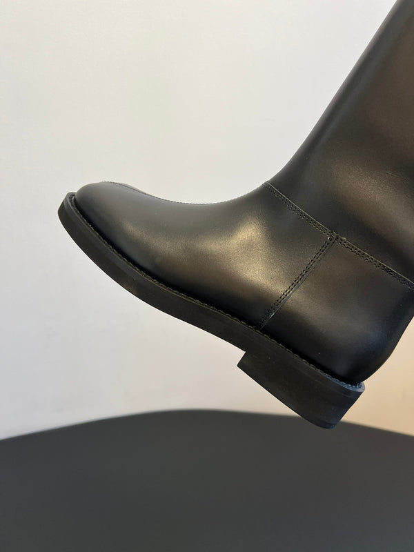 Maison Margiela 25ss Bottes d'équitation hautes à bout carré en cuir noir brillant 580415