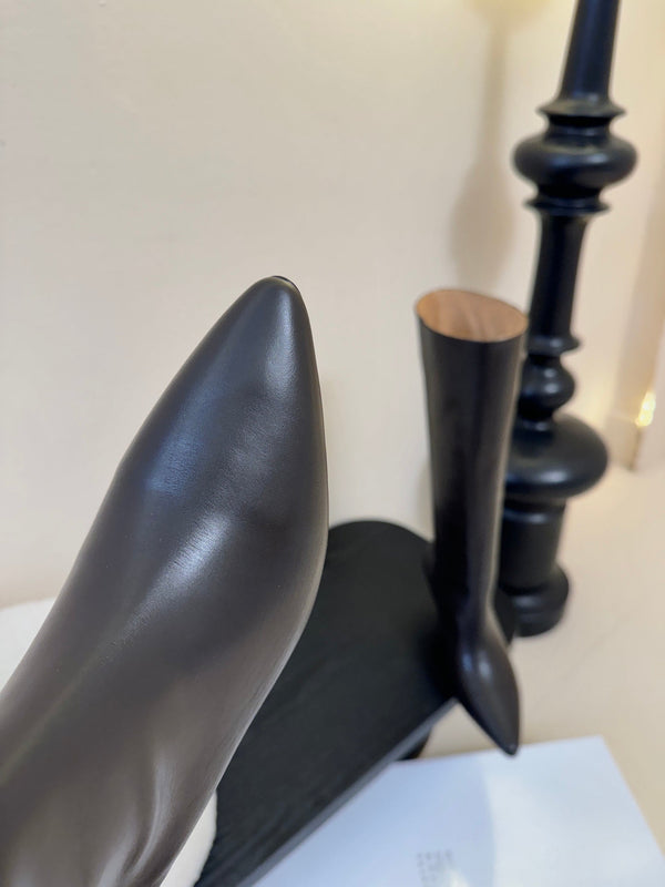 Bottes hautes pointues Maison Margiela marron en cuir de vachette 580446