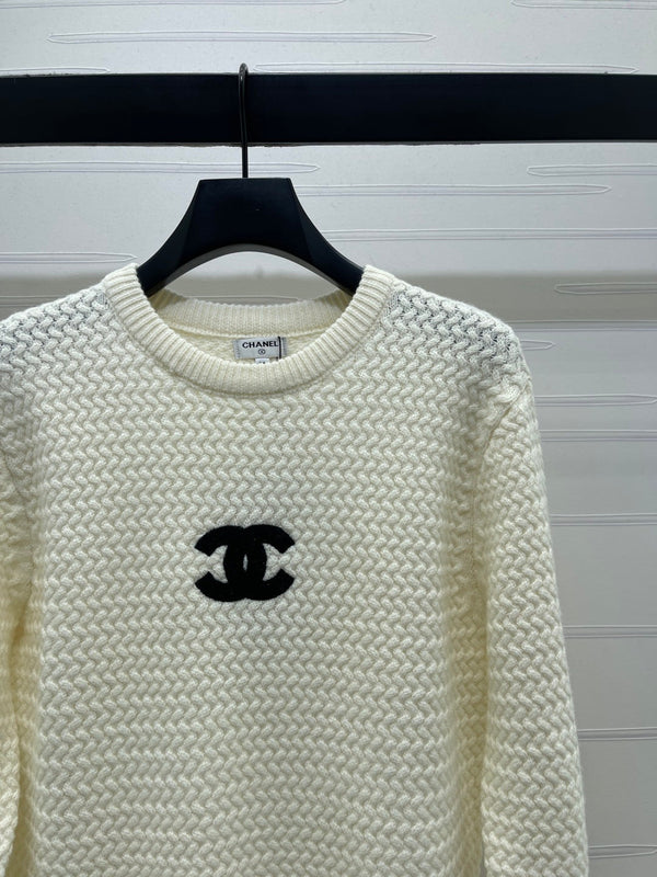 PULL EN TRICOT BLANC AVEC LOGO CHANEL 26 335409