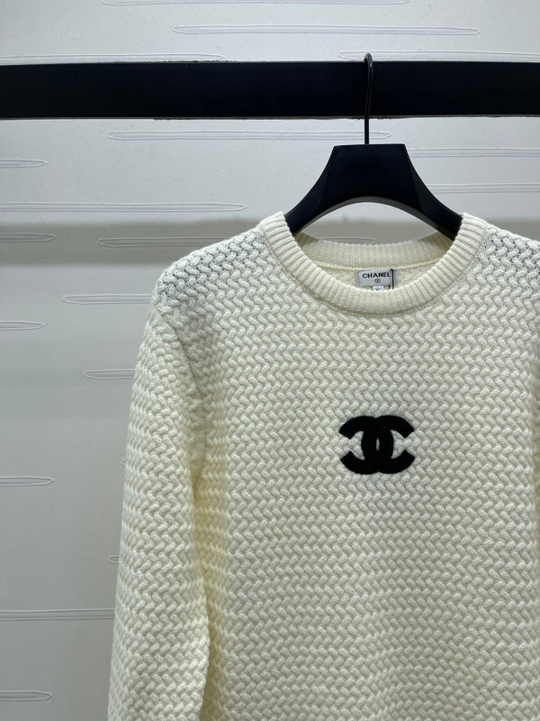 PULL EN TRICOT BLANC AVEC LOGO CHANEL 26 335409