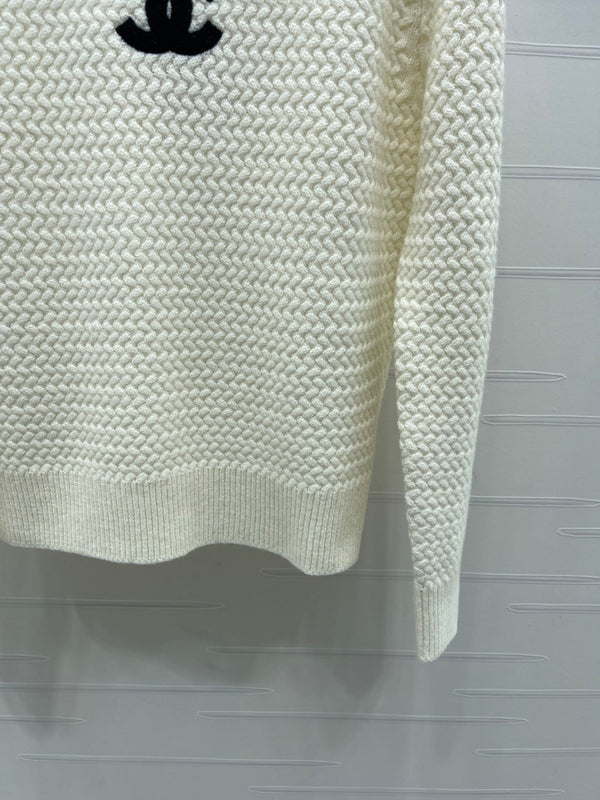PULL EN TRICOT BLANC AVEC LOGO CHANEL 26 335409