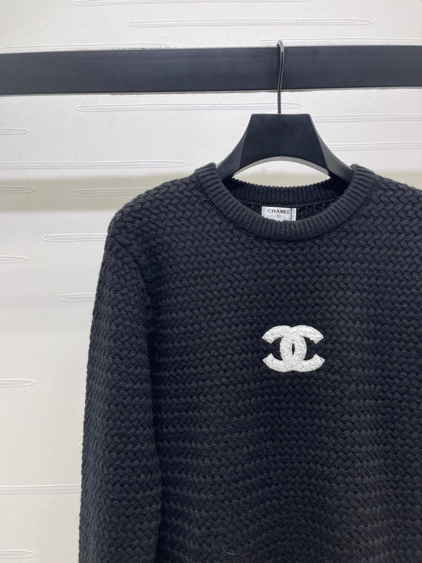 PULL EN MAILLE NOIR LOGO CHANEL 26 335407