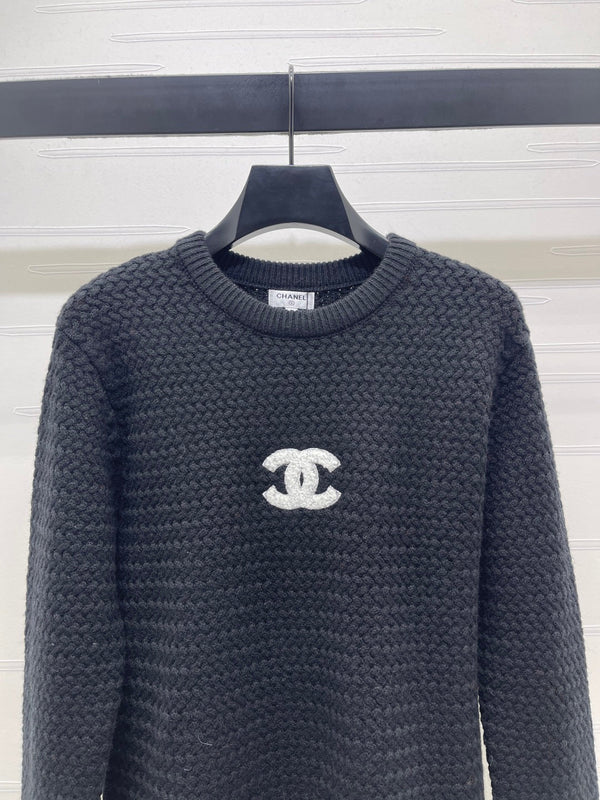 PULL EN MAILLE NOIR LOGO CHANEL 26 335407