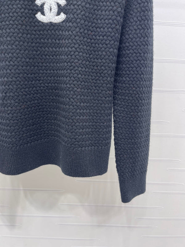 PULL EN MAILLE NOIR LOGO CHANEL 26 335407