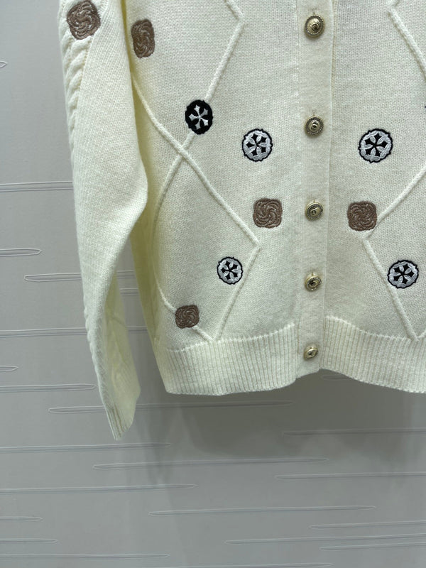 CHANEL CARDIGAN BLANC À MANCHES LONGUES ET MOTIF DIAMANT 26 335386