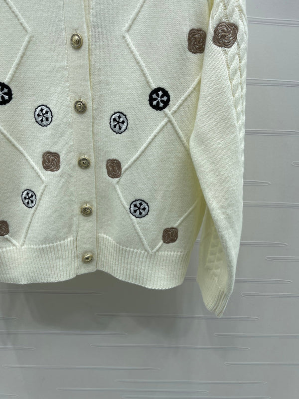 CHANEL CARDIGAN BLANC À MANCHES LONGUES ET MOTIF DIAMANT 26 335386