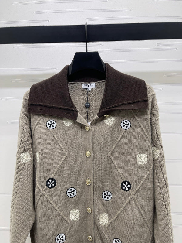 CHANEL CARDIGAN BRUN À MANCHES LONGUES ET MOTIF LOSANGES 335385