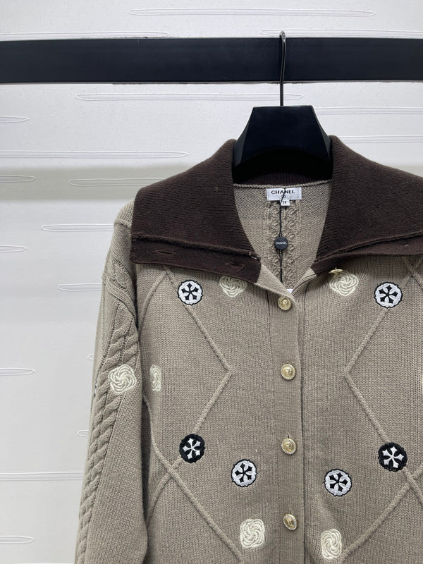 CHANEL CARDIGAN BRUN À MANCHES LONGUES ET MOTIF LOSANGES 335385