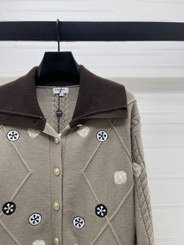 CHANEL CARDIGAN BRUN À MANCHES LONGUES ET MOTIF LOSANGES 335385