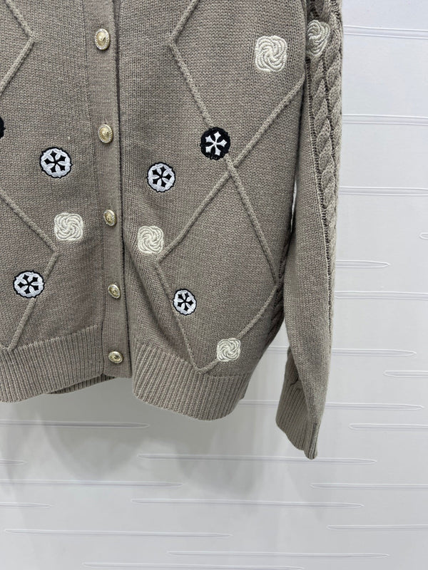 CHANEL CARDIGAN BRUN À MANCHES LONGUES ET MOTIF LOSANGES 335385