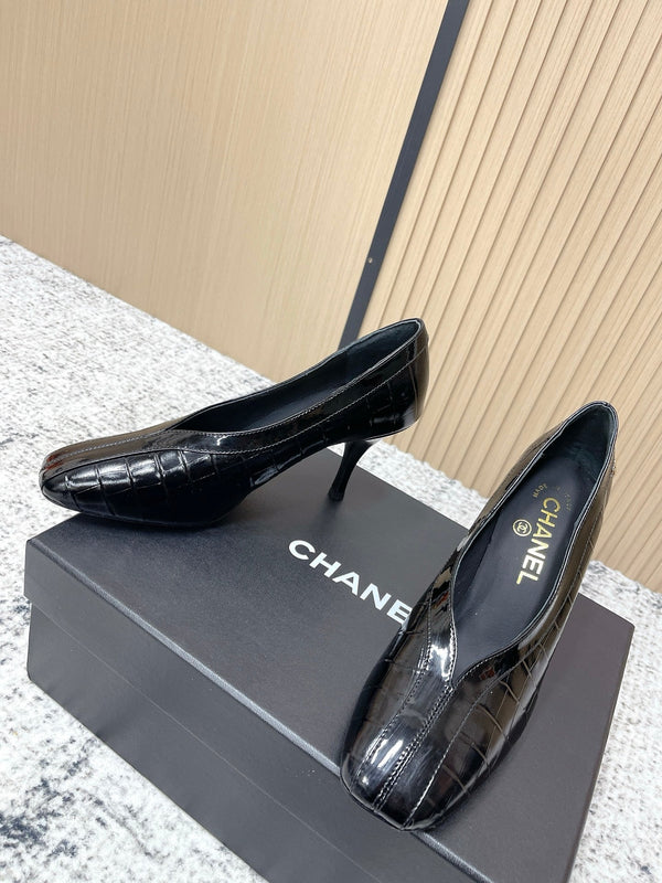 Chanel 26 Escarpins à bride arrière noirs en cuir de vachette 591406