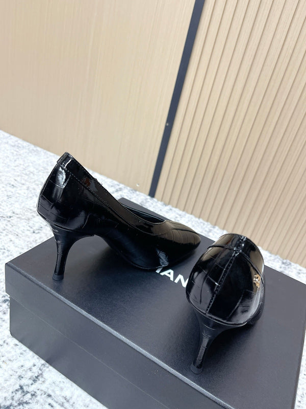 Chanel 26 Escarpins à bride arrière noirs en cuir de vachette 591406