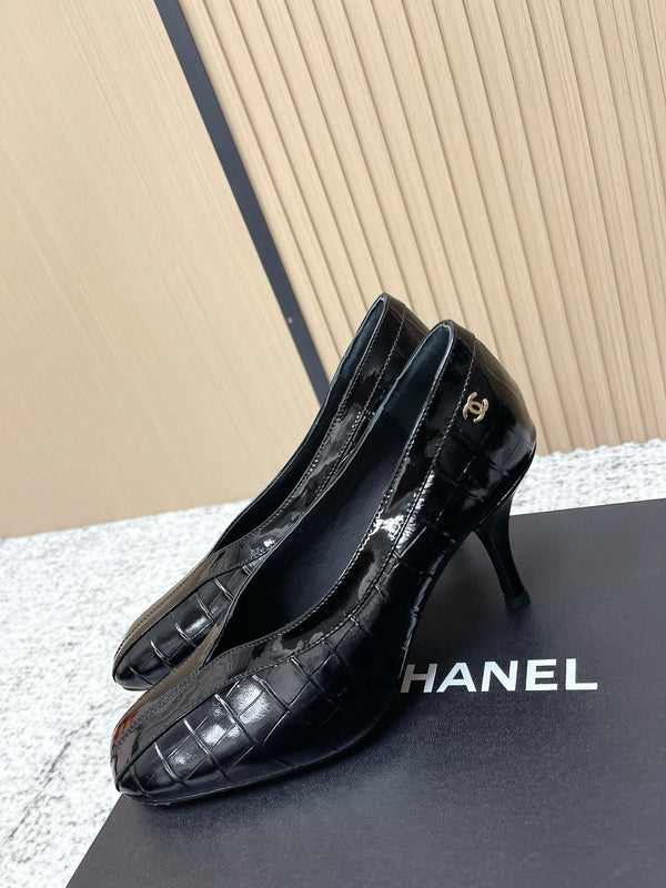 Chanel 26 Escarpins à bride arrière noirs en cuir de vachette 591406