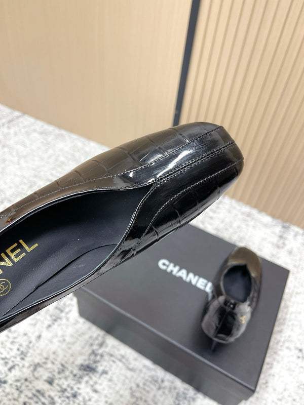 Chanel 26 Escarpins à bride arrière noirs en cuir de vachette 591406