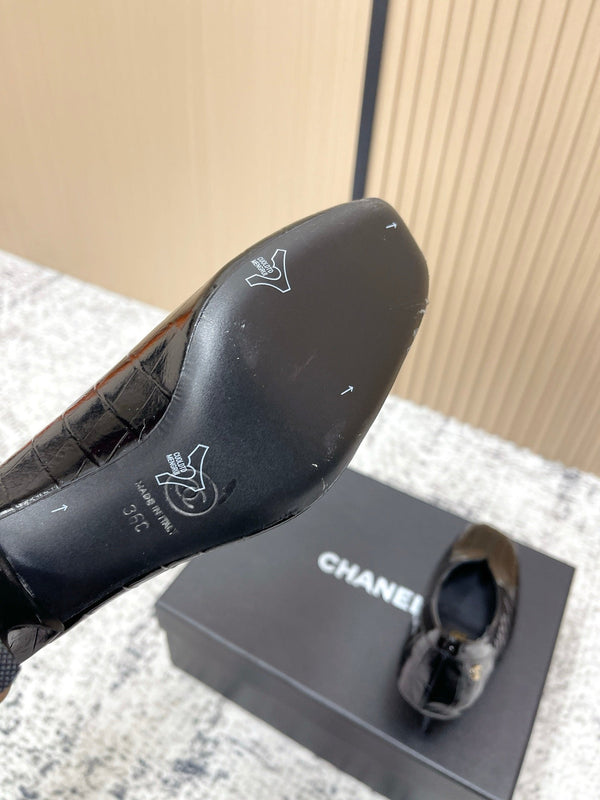 Chanel 26 Escarpins à bride arrière noirs en cuir de vachette 591406