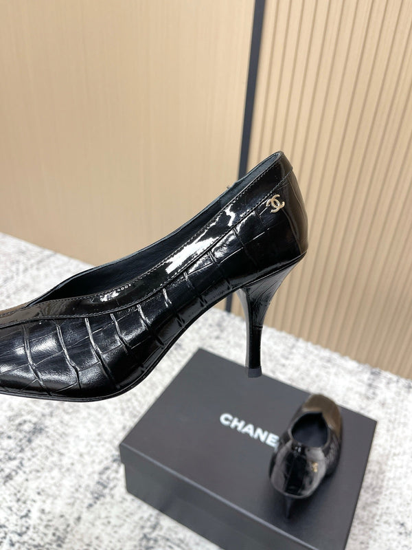 Chanel 26 Escarpins à bride arrière noirs en cuir de vachette 591406