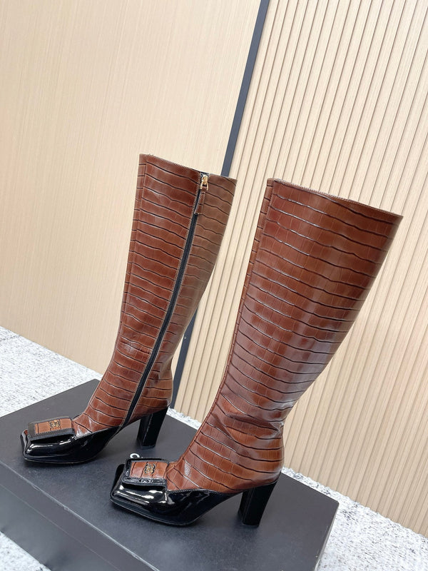 Bottes hautes Chanel marron foncé en cuir de vachette à bout carré et motif croco 591399