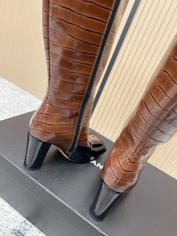 Bottes hautes Chanel marron foncé en cuir de vachette à bout carré et motif croco 591399