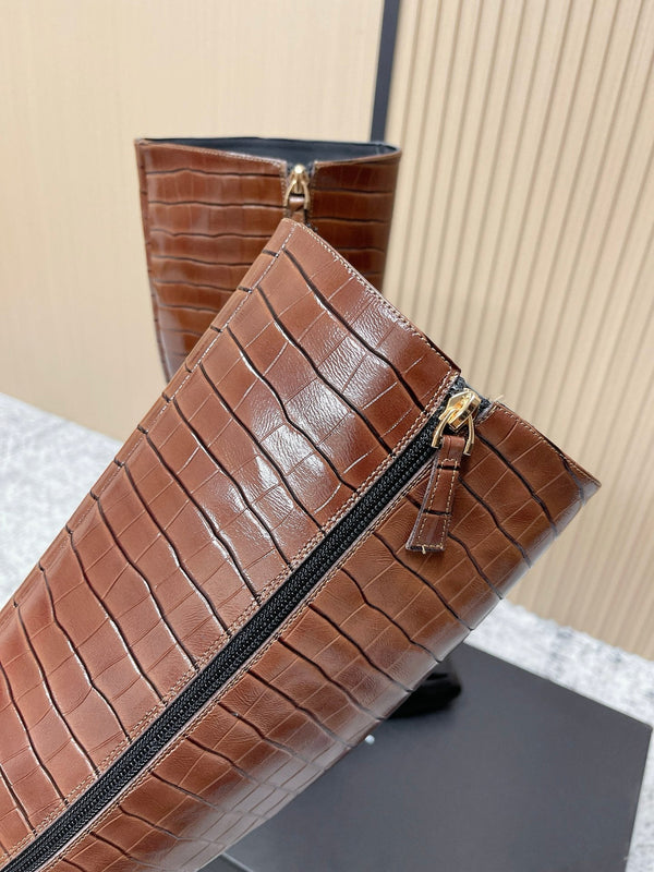 Bottes hautes Chanel marron foncé en cuir de vachette à bout carré et motif croco 591399