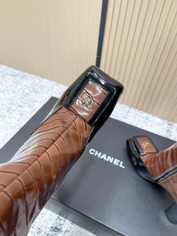 Bottes hautes Chanel marron foncé en cuir de vachette à bout carré et motif croco 591399