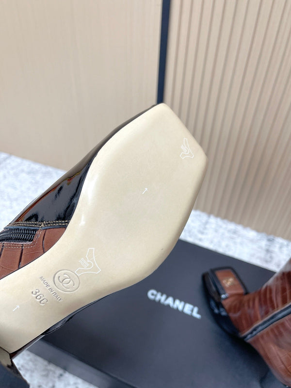 Bottes hautes Chanel marron foncé en cuir de vachette à bout carré et motif croco 591399