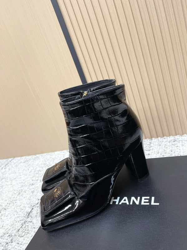 Bottines Chanel en Cuir de Vachette Noir Embossé Croco à Bout Carré 591400