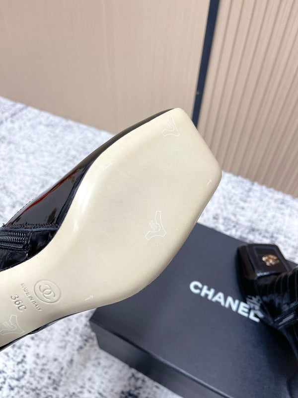 Bottines Chanel en Cuir de Vachette Noir Embossé Croco à Bout Carré 591400