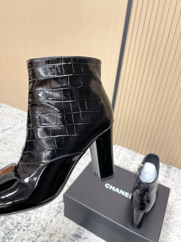 Bottines Chanel en Cuir de Vachette Noir Embossé Croco à Bout Carré 591400