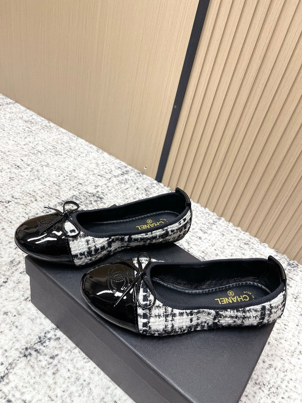 Chanel Ballerines 26SS Noir Blanc en Agneau avec Tissu 591395