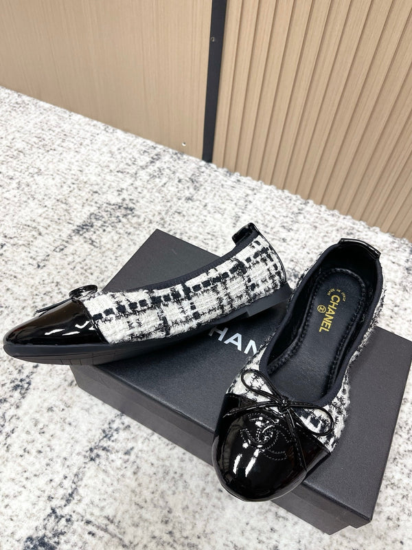 Chanel Ballerines 26SS Noir Blanc en Agneau avec Tissu 591395
