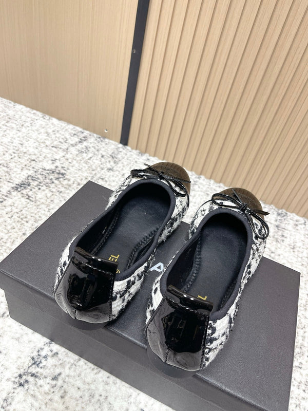 Chanel Ballerines 26SS Noir Blanc en Agneau avec Tissu 591395
