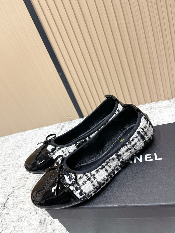 Chanel Ballerines 26SS Noir Blanc en Agneau avec Tissu 591395
