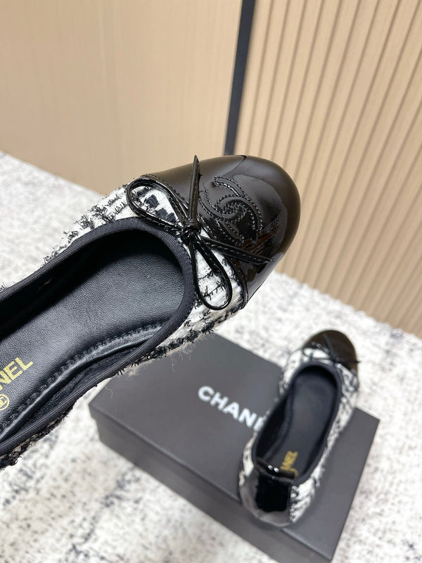 Chanel Ballerines 26SS Noir Blanc en Agneau avec Tissu 591395