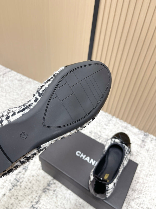Chanel Ballerines 26SS Noir Blanc en Agneau avec Tissu 591395