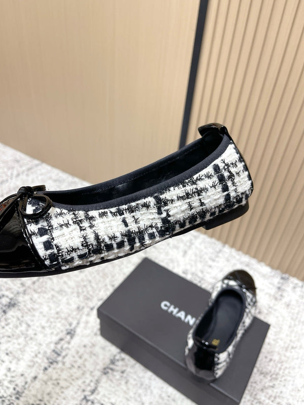 Chanel Ballerines 26SS Noir Blanc en Agneau avec Tissu 591395