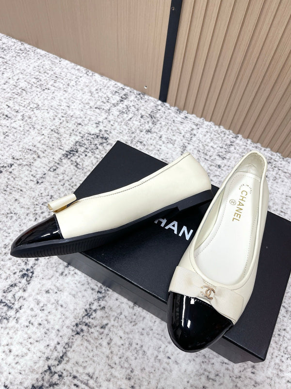 Ballerines Chanel en agneau blanc et noir à logo CC entrelacé 591389