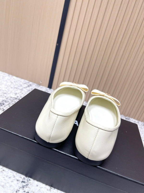 Ballerines Chanel en agneau blanc et noir à logo CC entrelacé 591389